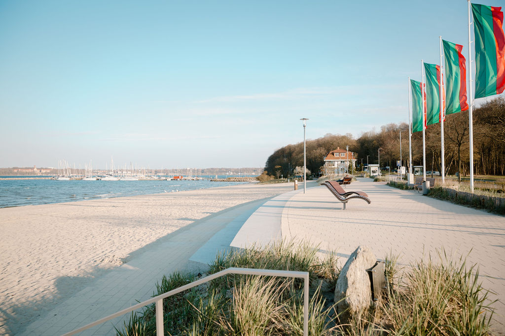 Bild vergr&ouml;&szlig;ern: Der Blick auf die Promenade am Strand Wassersleben mit neuen Liegen und einem Hotel